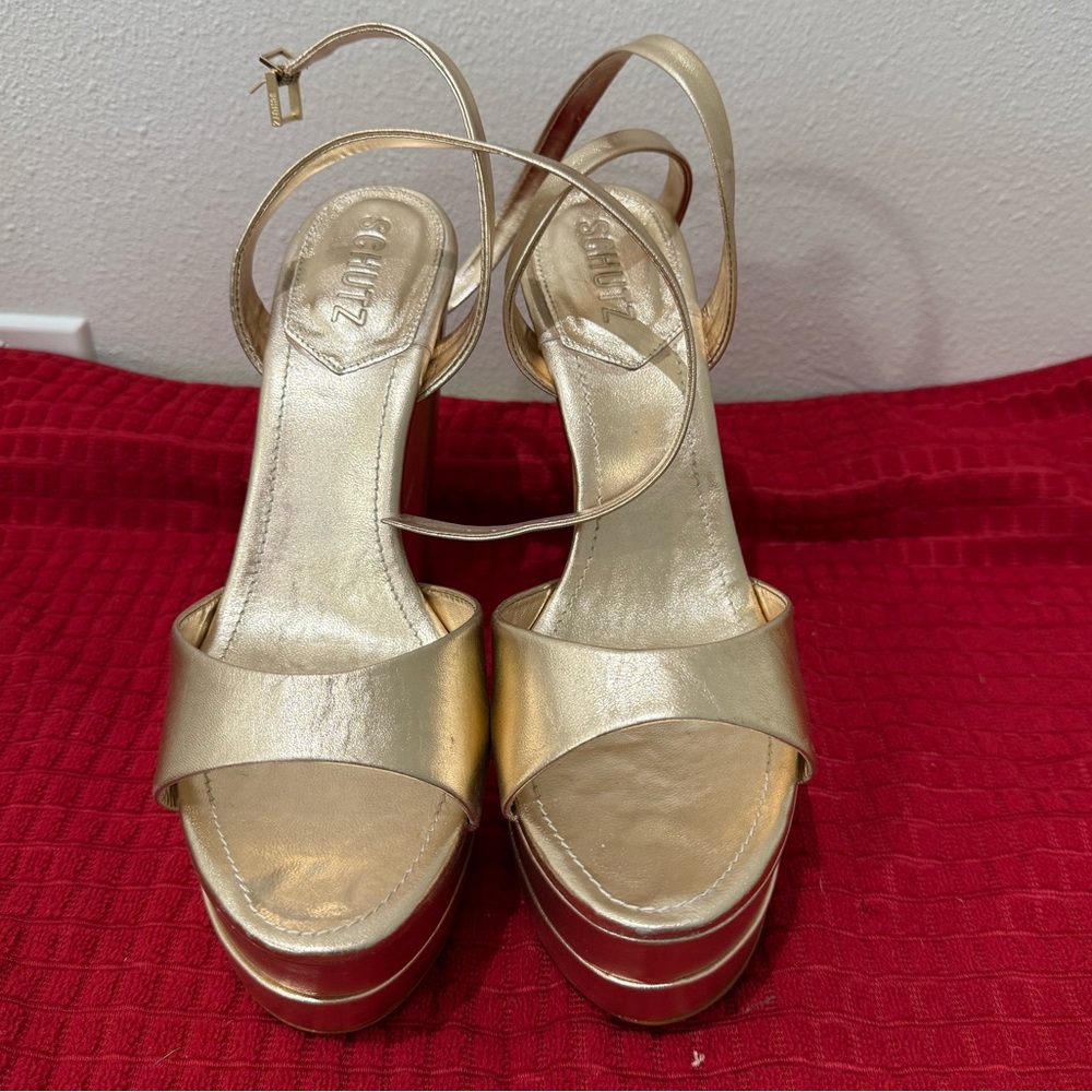 Schutz Kaila Heel in Platina size 9.5..